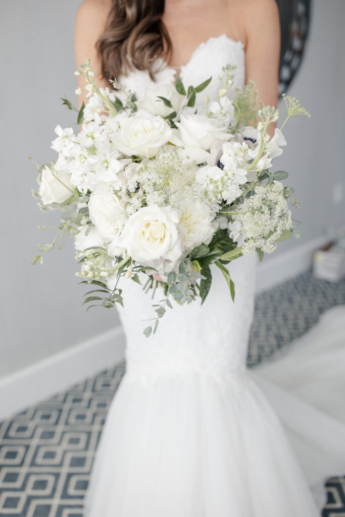 Bride's bouquet inside bridal suit of the clubhouse venue