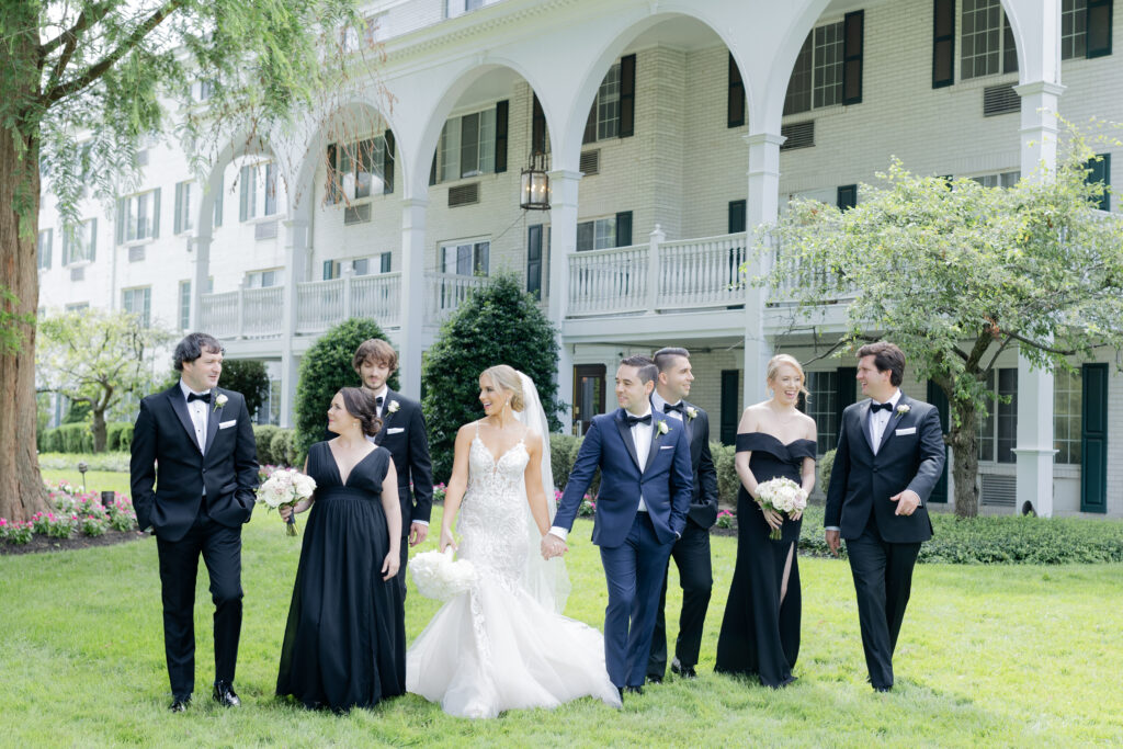 Outdoor wedding party photos