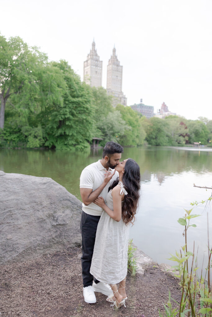 Romantic Spring Engagement Photos in NYC Central Park