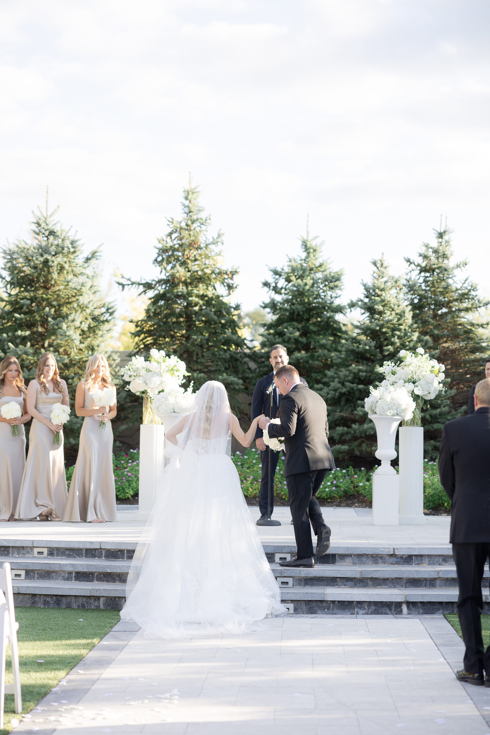 Outdoor wedding ceremony at NJ wedding venue