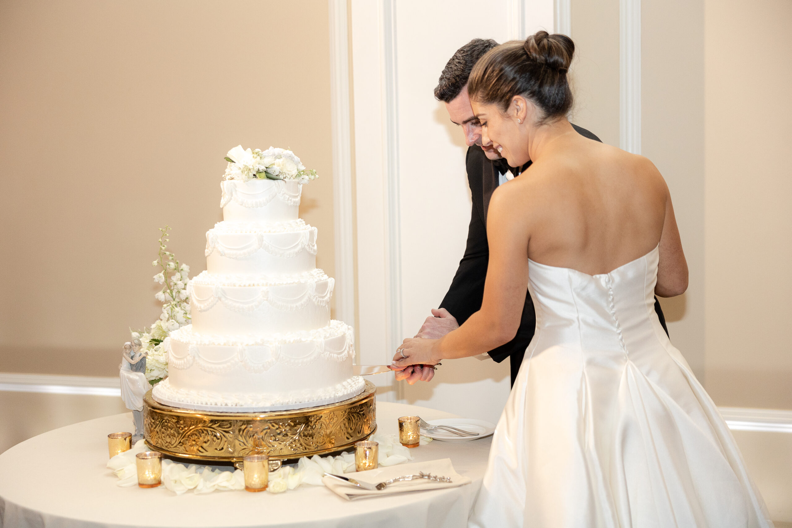 Bride and groom cake cutting