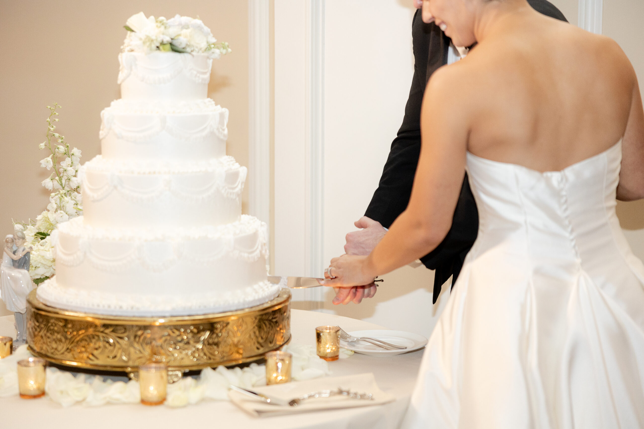 Bride and groom cake cutting