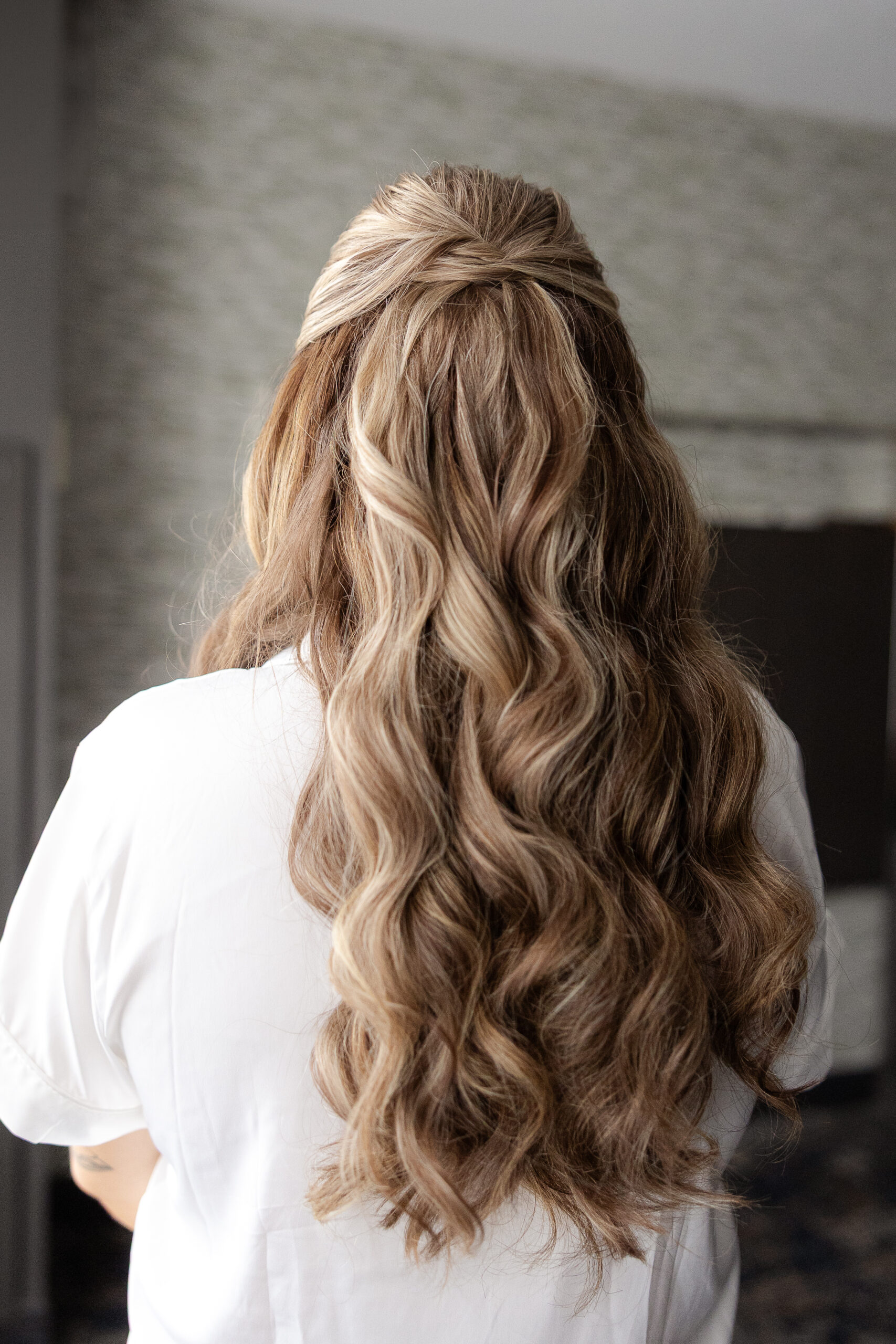 Curly hair on bride for spring NJ wedding day