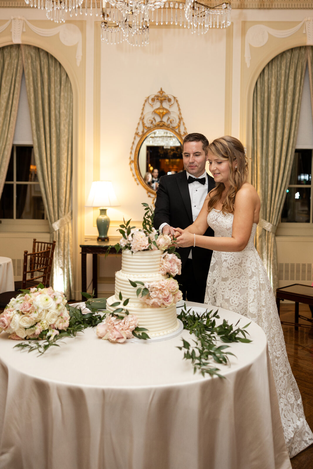 Cake cutting at NYC Upper East Side wedding venue