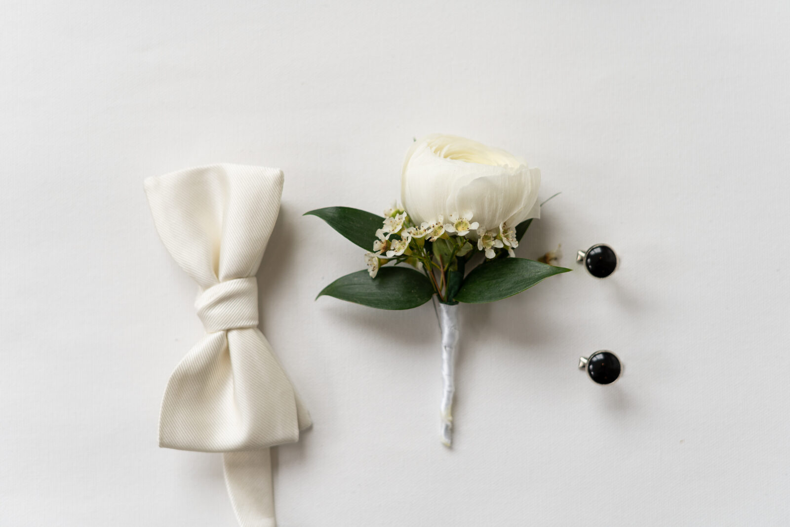 Groom details with boutonniere, tie, cufflinks