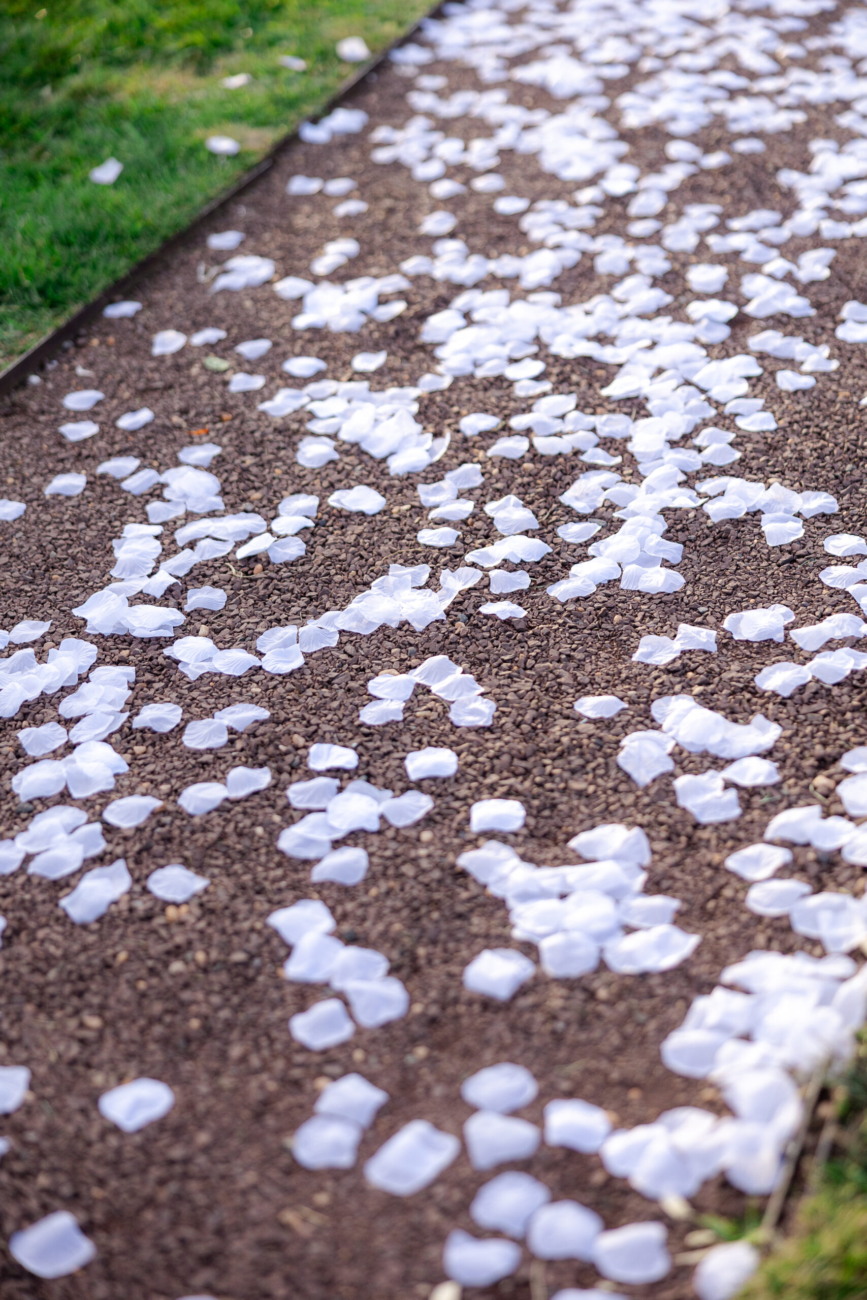 White florals and romantic decor at Maddy Rose Restaurant