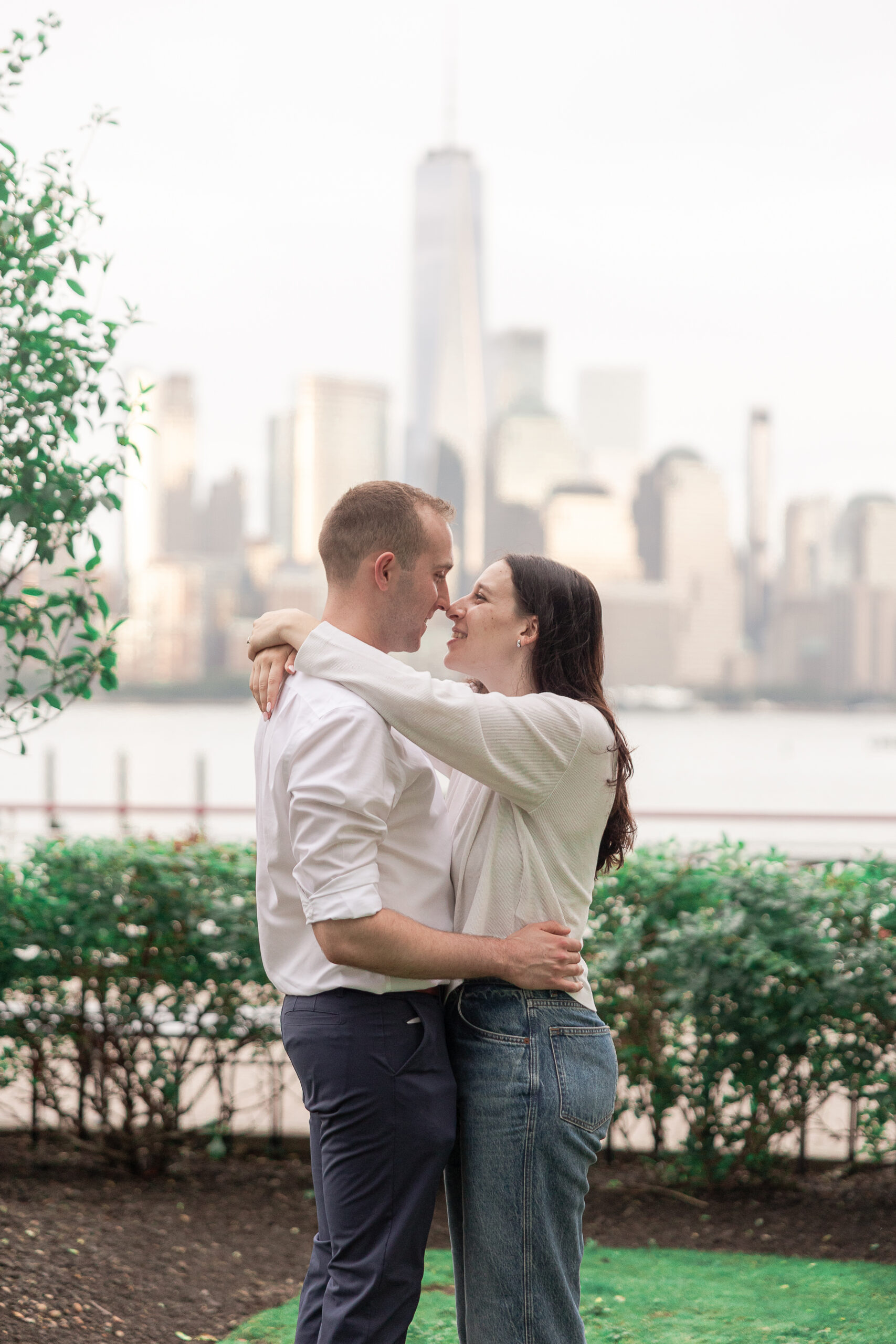 Engagement session with NYC backdrop at Jersey City