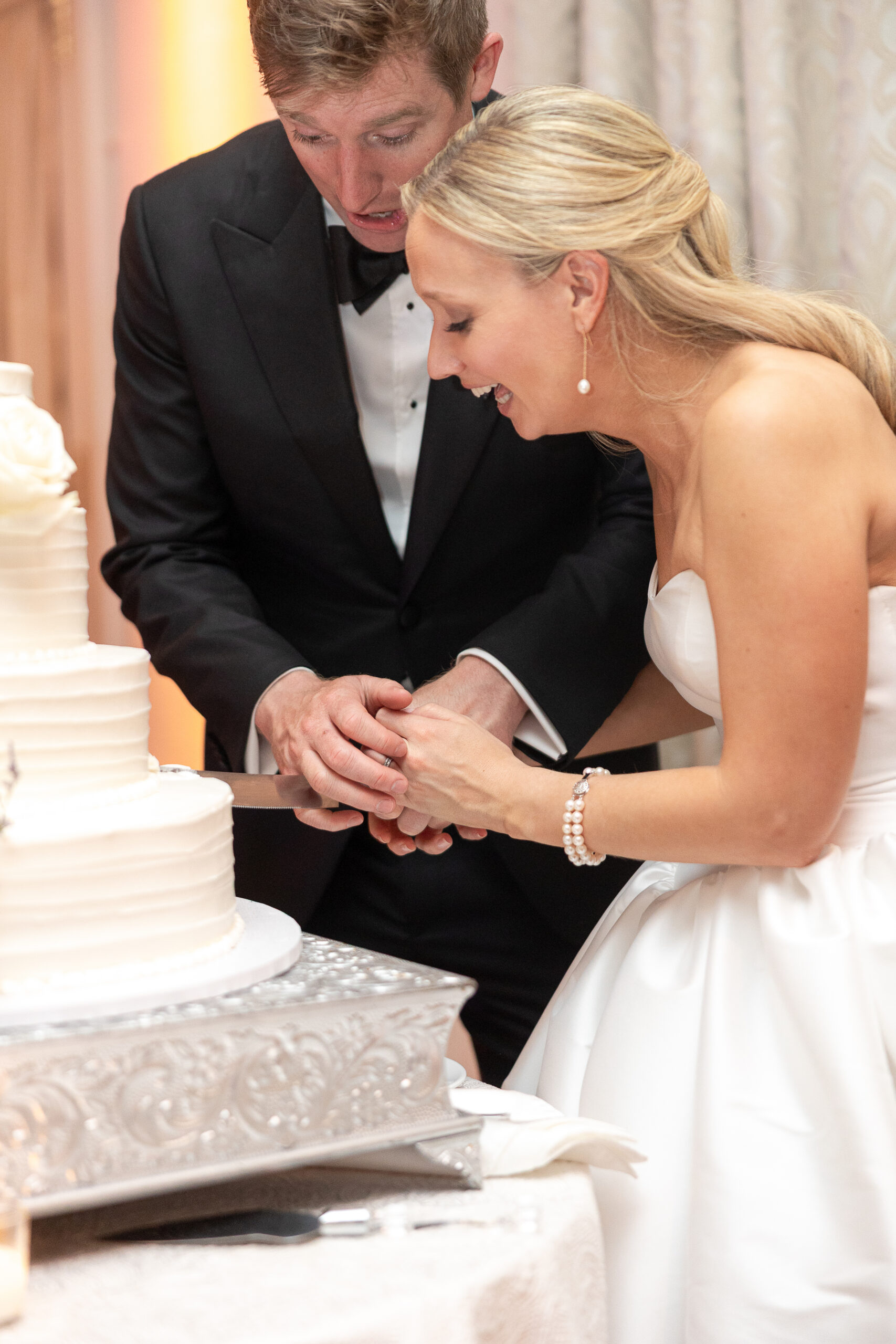 Bride and groom cuts cake at Farmingdale NY wedding venue